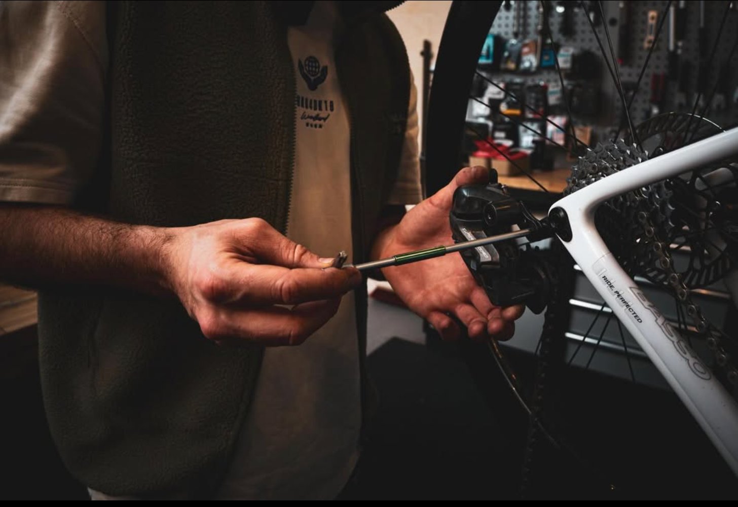 Cords Cycles monteur stelt een derailleur af