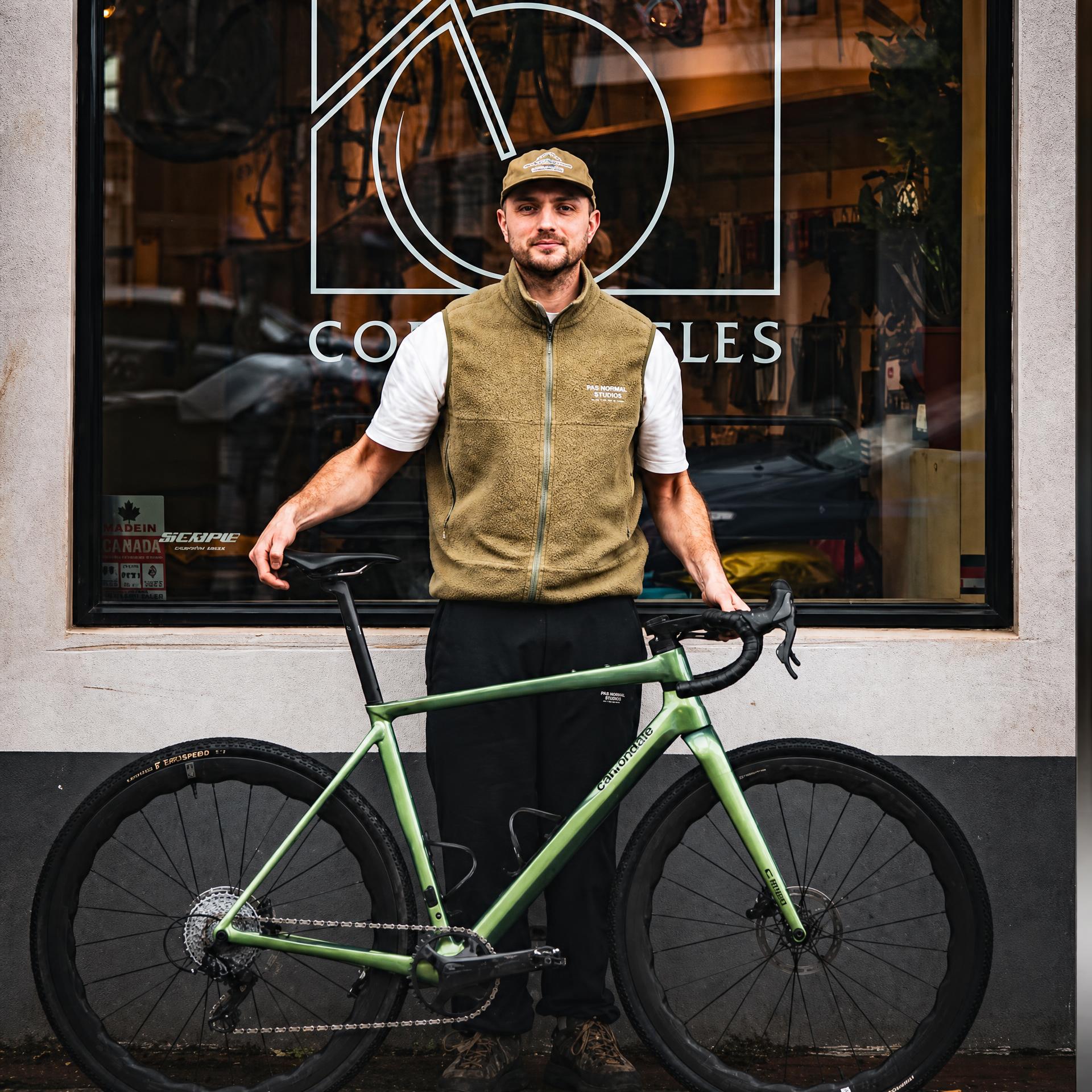 Thomas voor het Cords Cycles atelier in Rotterdam