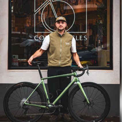 Thomas voor het Cords Cycles atelier in Rotterdam